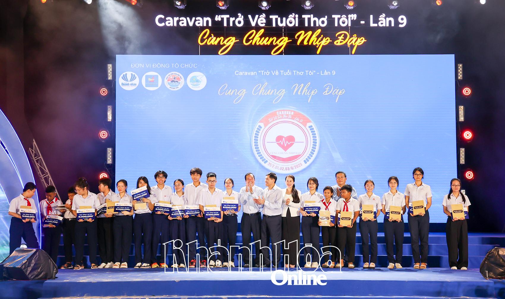 Trao học bổng cho 20 học sinh giỏi của tỉnh.