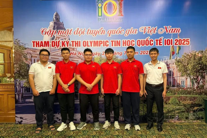 Alle vier vietnamesischen Studenten gewannen bei der Internationalen Informatik-Olympiade 2025 Medaillen.