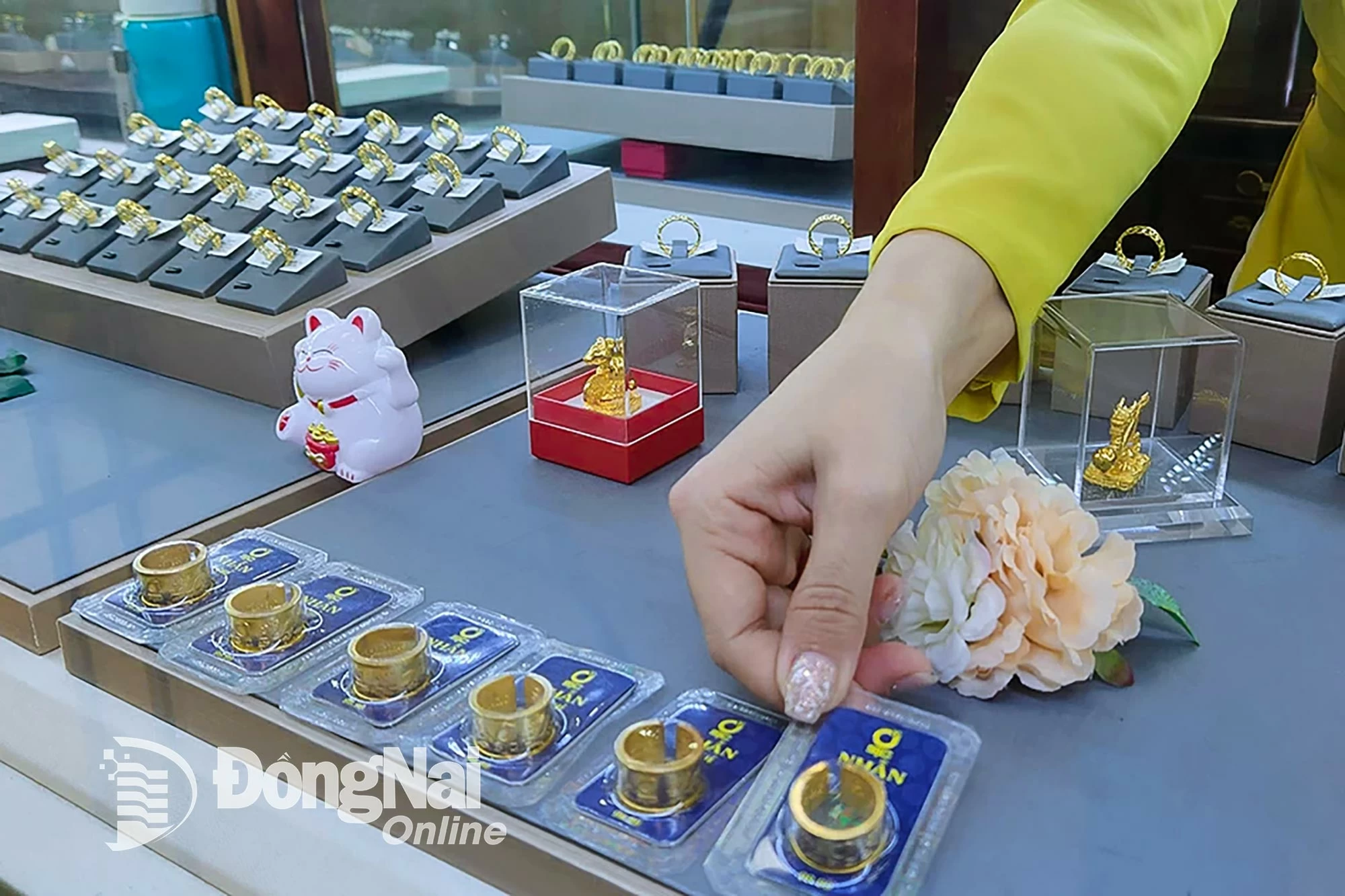 Giá các loại vàng miếng, vàng nhẫn bất ngờ tăng cao trong ngày 2-8. Ảnh: Hải Quân
