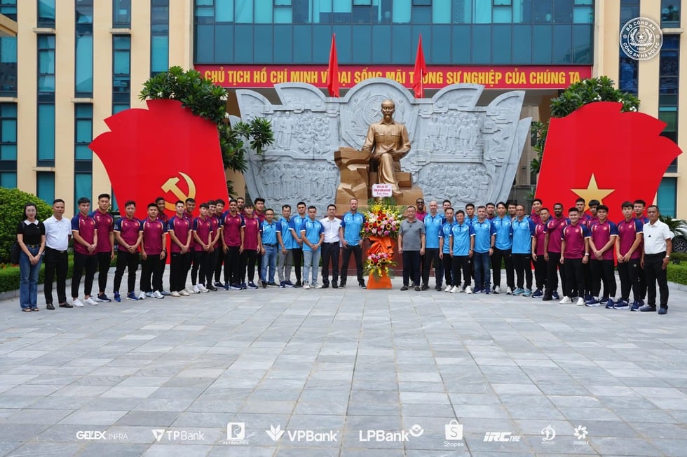 Đoàn Văn Hậu và tân binh đội CAHN Phạm Lý Đức cùng xuất hiện trong lễ báo công dâng Bác- Ảnh 2.