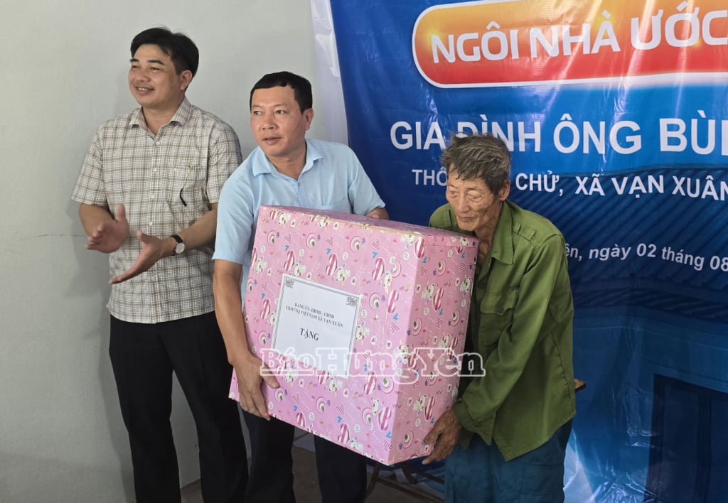 หน่วยงานท้องถิ่นมอบของขวัญเพื่อเป็นกำลังใจแก่ นายบุย วัน ตัง ในการย้ายเข้าบ้านใหม่