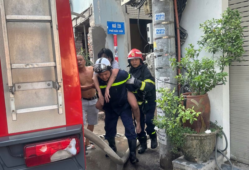 Cảnh sát PCCC kịp thời giải cứu 3 người mắc kẹt trong vụ hỏa hoạn tại phường Bồ Đề -2