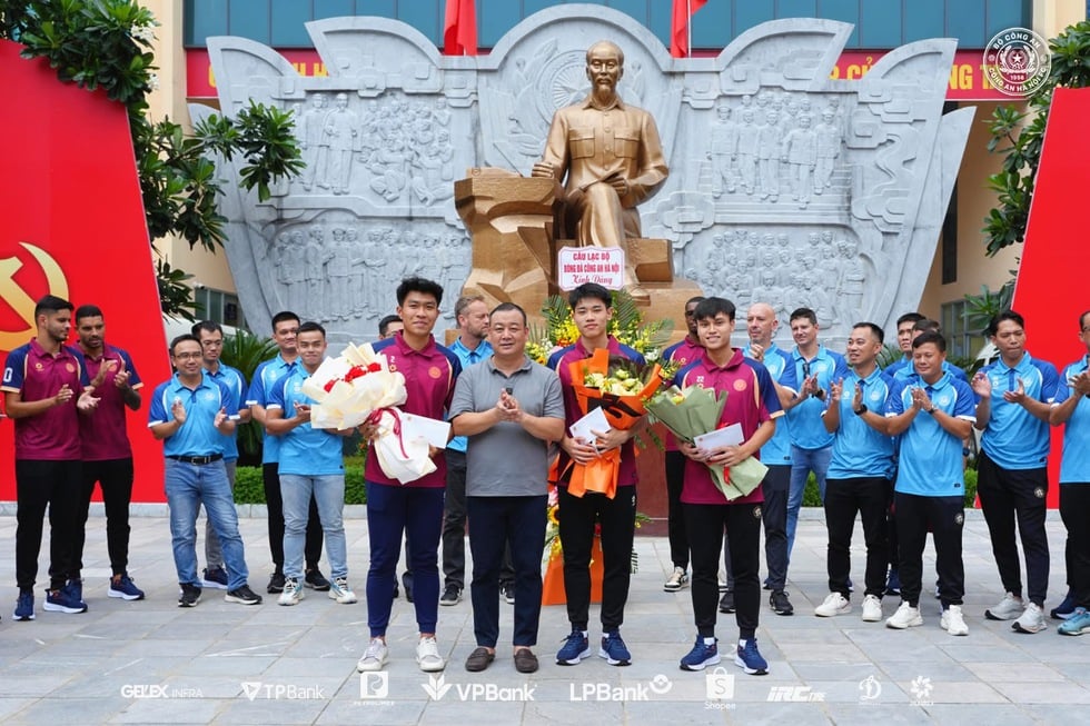 Đoàn Văn Hậu và tân binh đội CAHN Phạm Lý Đức cùng xuất hiện trong lễ báo công dâng Bác- Ảnh 3.