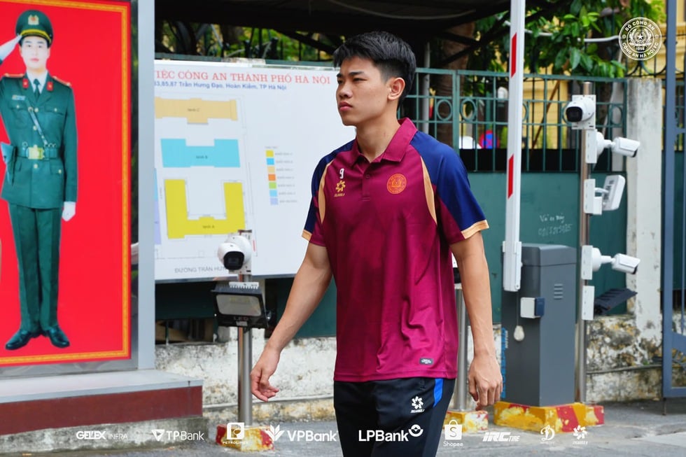 Đoàn Văn Hậu và tân binh đội CAHN Phạm Lý Đức cùng xuất hiện trong lễ báo công dâng Bác- Ảnh 5.