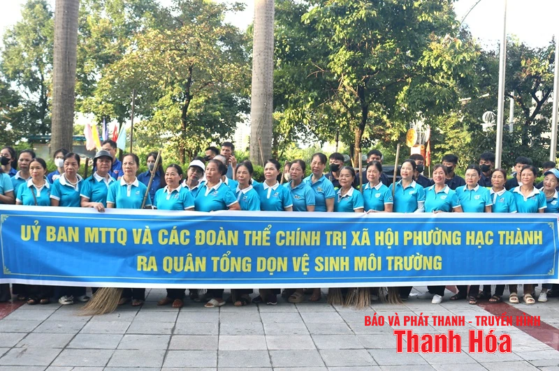 Hơn 200 cán bộ, hội viên, đoàn viên phường Hạc Thành ra quân tổng dọn vệ sinh môi trường