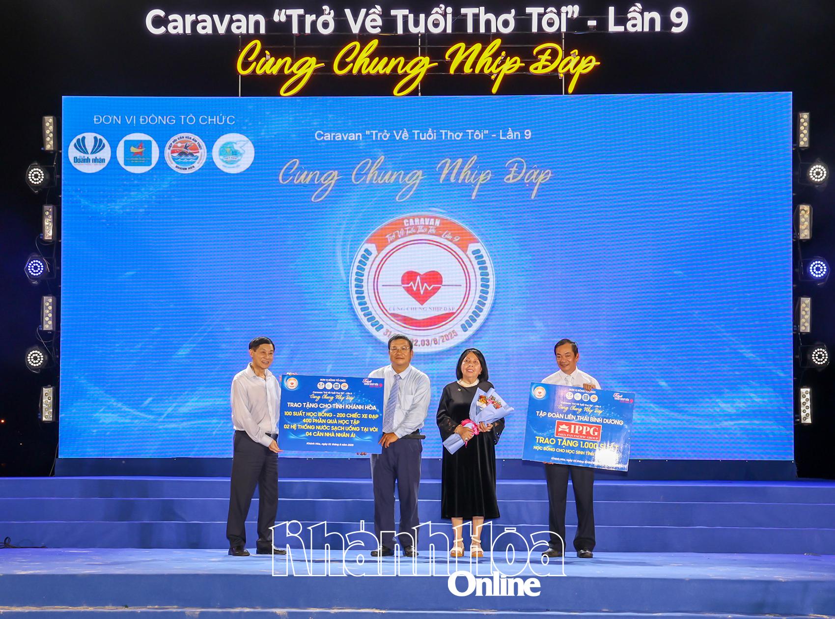 Đại diện doanh nghiệp trao bảng tượng trưng tài trợ tại chương trình.