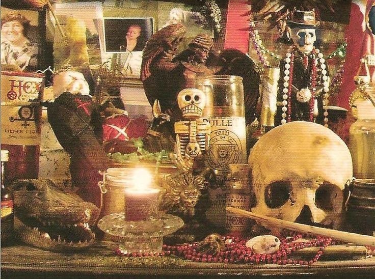 3. Không phải là “ma thuật đen”. Trái với định kiến phổ biến, Vodou không liên quan đến “búp bê nguyền rủa” hay “phù thủy hắc ám”, đó là một hệ thống tâm linh chú trọng đến tổ tiên, chữa bệnh và lễ nghi cộng đồng. Ảnh: Pinterest.