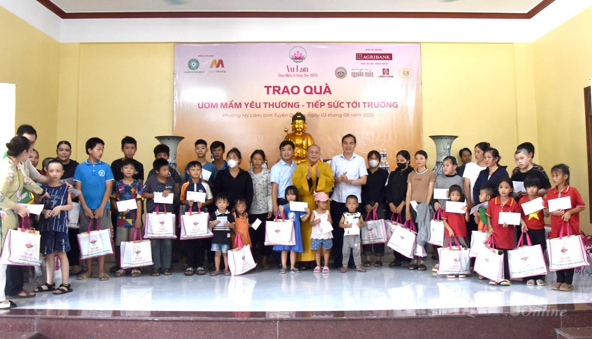 Ban Tổ chức đã trao 200 suất quà cho học sinh có hoàn cảnh khó khăn tại phường Mỹ Lâm.