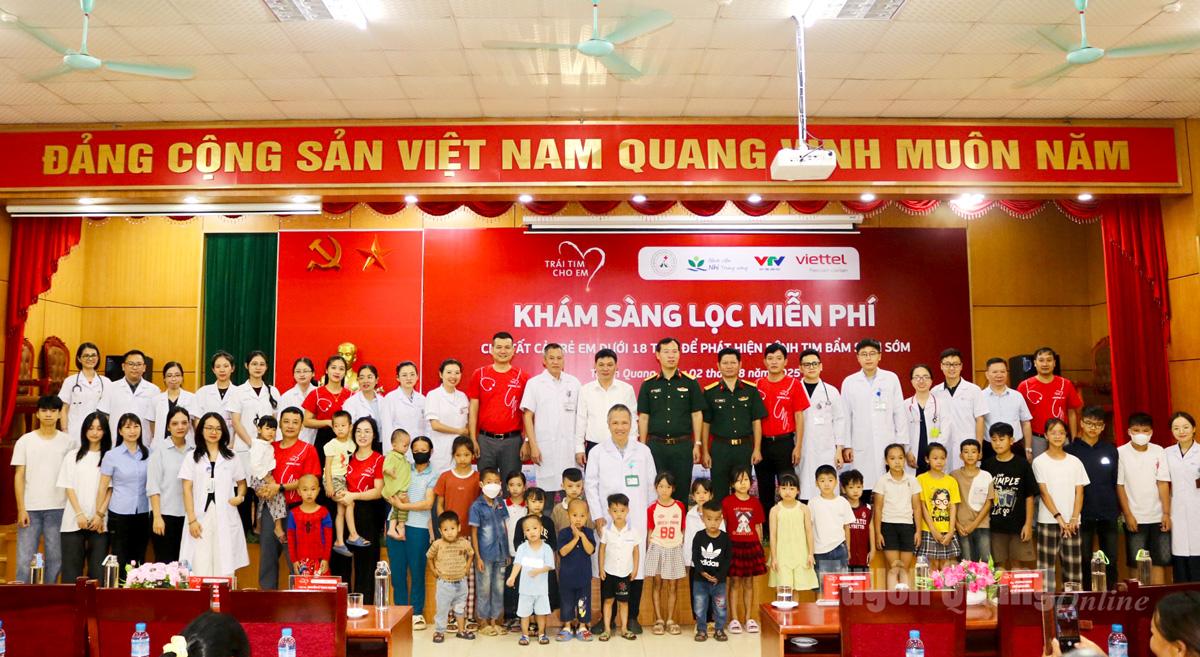 Tập thể bác sĩ, cán bộ chương trình và các bé chụp ảnh lưu niệm.