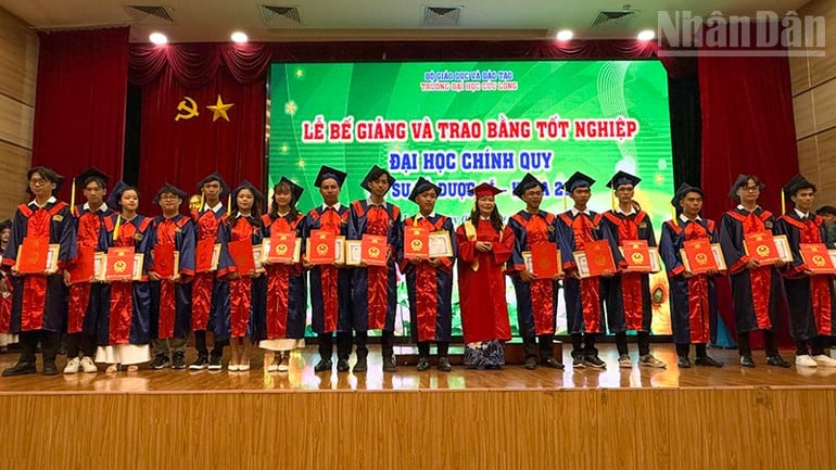 ndo_tr_anh-2-trao-bang-tot-nghiep.jpg
