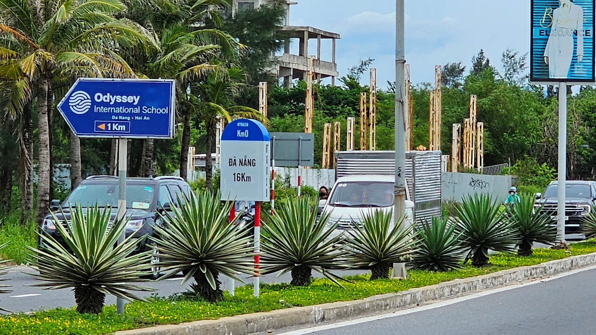 Nhiều biển báo chưa thống nhất về khoảng cách. Ảnh: PHƯƠNG UYÊN