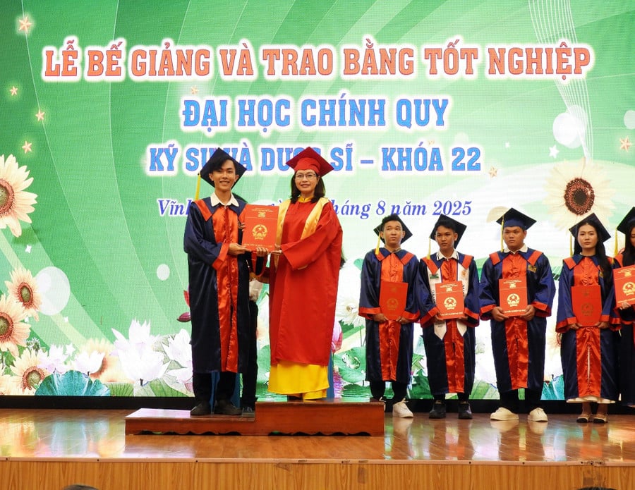 dhcl-trao-bang-duoc-si-3.jpg