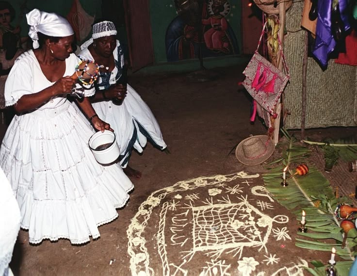 1. Có nguồn gốc từ Tây Phi. Vodou bắt nguồn từ các truyền thống tôn giáo của người Fon và Yoruba ở Tây Phi, được mang đến châu Mỹ qua con đường buôn bán nô lệ xuyên Đại Tây Dương. Ảnh: Pinterest.
