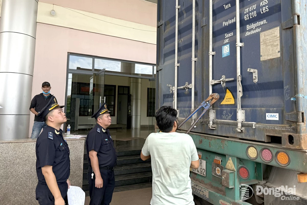 Cán bộ hải quan Cửa khẩu quốc tế Hoa Lư thực hiện các thủ tục, đảm bảo phương tiện được thông quan nhanh chóng. Ảnh: Ngọc Thuận

