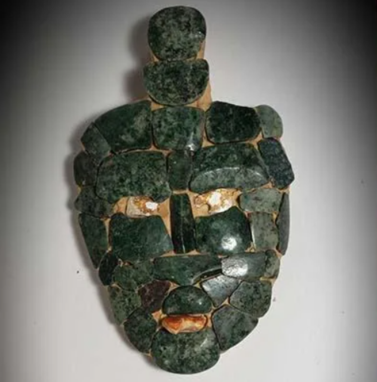 古代マヤ王の墓で発見された翡翠の仮面。