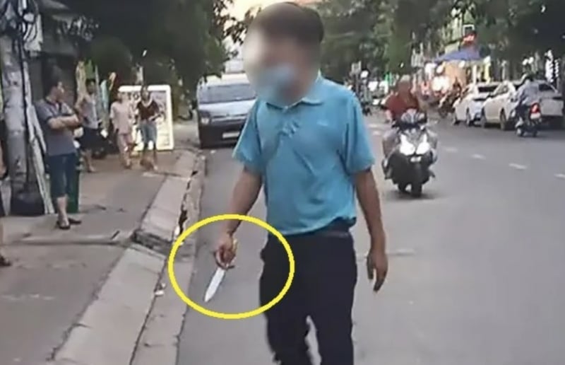 Tài xế xe taxi công nghệ tông sập tường rào nhà dân còn cầm dao đe dọa -0