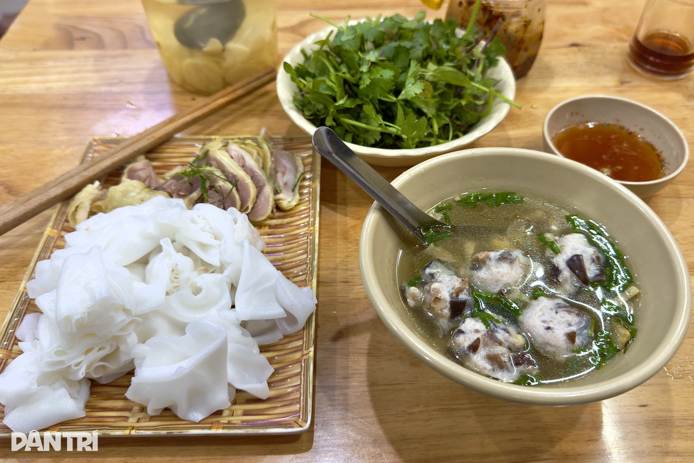 quan-pho-ga-cham-doc-la-o-ha-noi-khach-muon-an-phai-xep-hang-va-co-duyen-1.webp