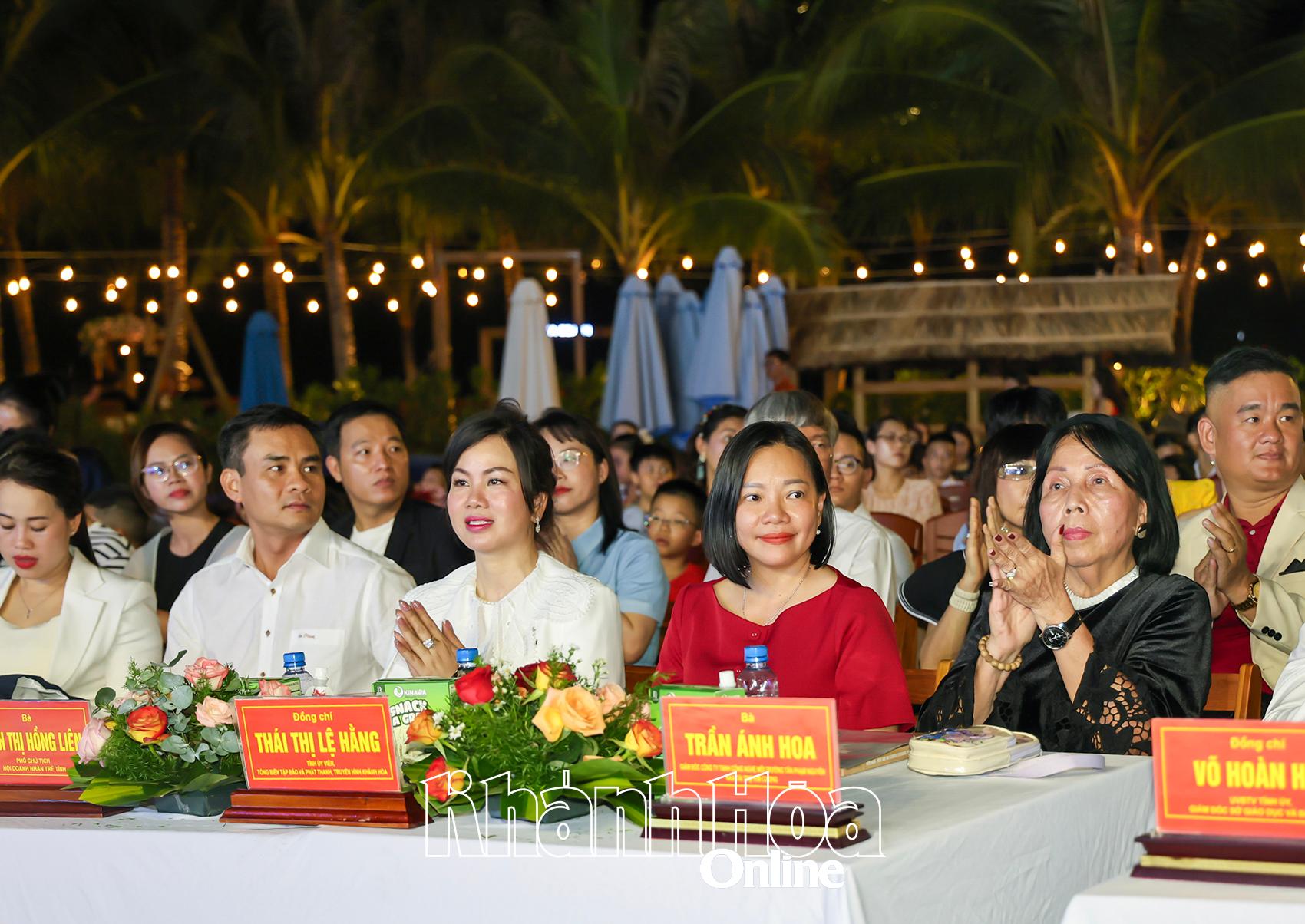 Các đại biểu tham dự chương trình.
