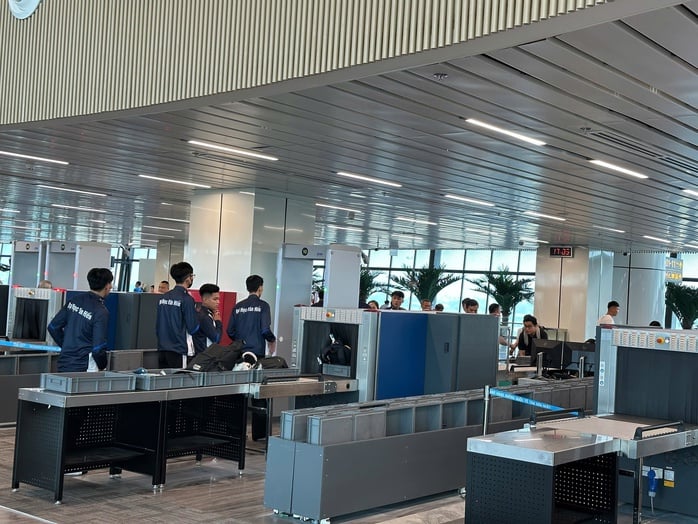 Ôm con vài tháng tuổi vẫn phải tháo thắt lưng, cởi giày để kiểm tra an ninh ở sân bay - Ảnh 2.
