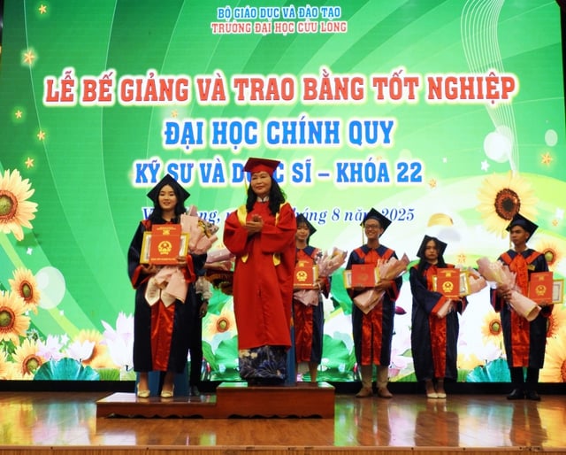 227 tân kỹ sư, dược sĩ chính quy nhận bằng tốt nghiệp- Ảnh 1.