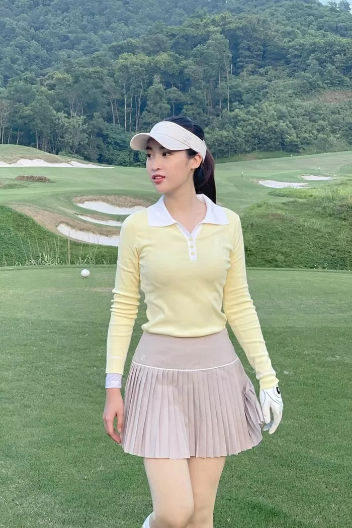 Hoa hậu Đỗ Mỹ Linh rạng rỡ cùng trang phục trẻ trung, chắn nắng trên sân golf - Ảnh 8.