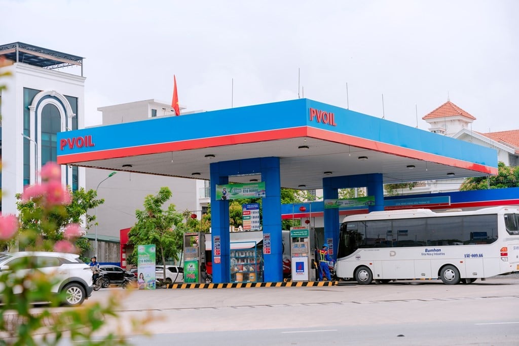Đổ xăng E10 tại cây xăng PVOIL Thái Thịnh, Hà Nội. Ảnh: A.N/Bnews/vnanet.vn