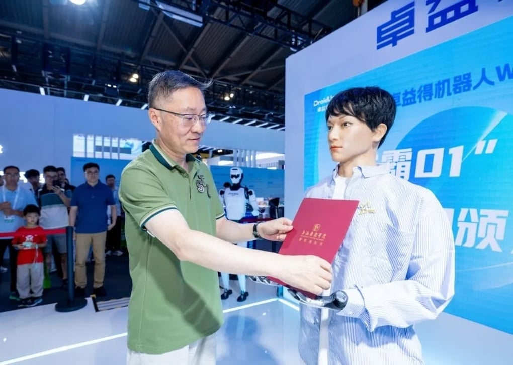 Robot đầu tiên đi học tiến sĩ gây sốt vì quá... đẹp trai - 2