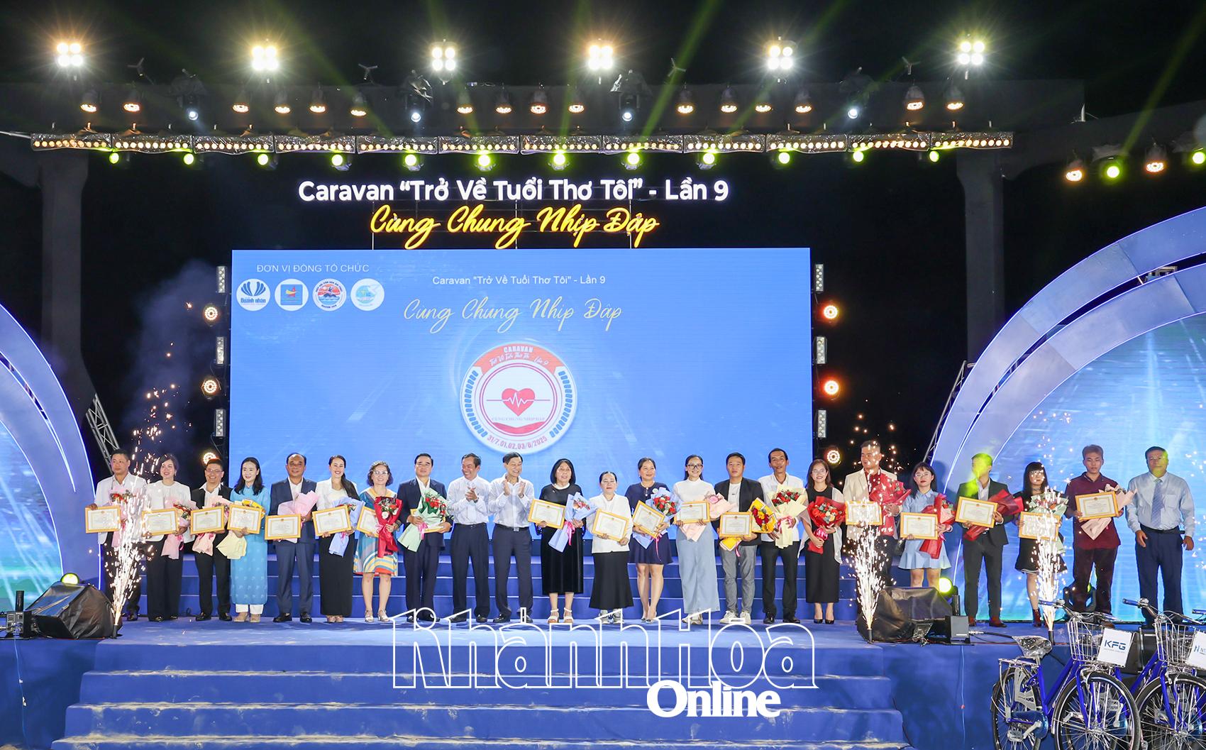 Các đại biểu tặng hoa cho các nhà tài trợ vàng.