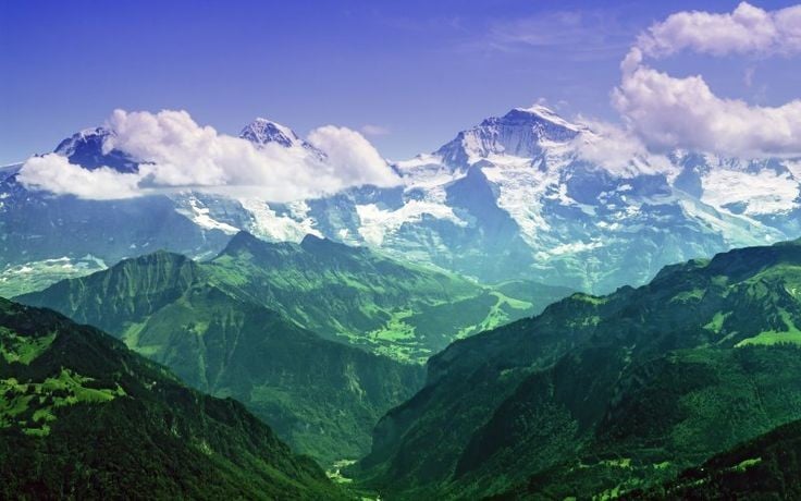 1. Là dãy núi dài nhất hoàn toàn nằm trong lục địa châu Âu. Với chiều dài khoảng 1.200 km, dãy Alps trải dài qua 8 quốc gia, từ Pháp đến Slovenia, là xương sống địa lý của lục địa này. Ảnh: Pinterest.