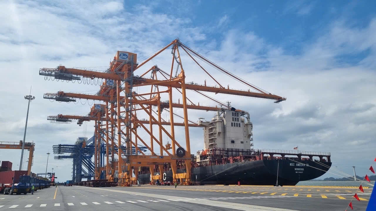 Wharf No. 3 and No. 4 of Lach Huyen port area are invested and operated according to the green port - smart port model. Photo - Thanh Tan