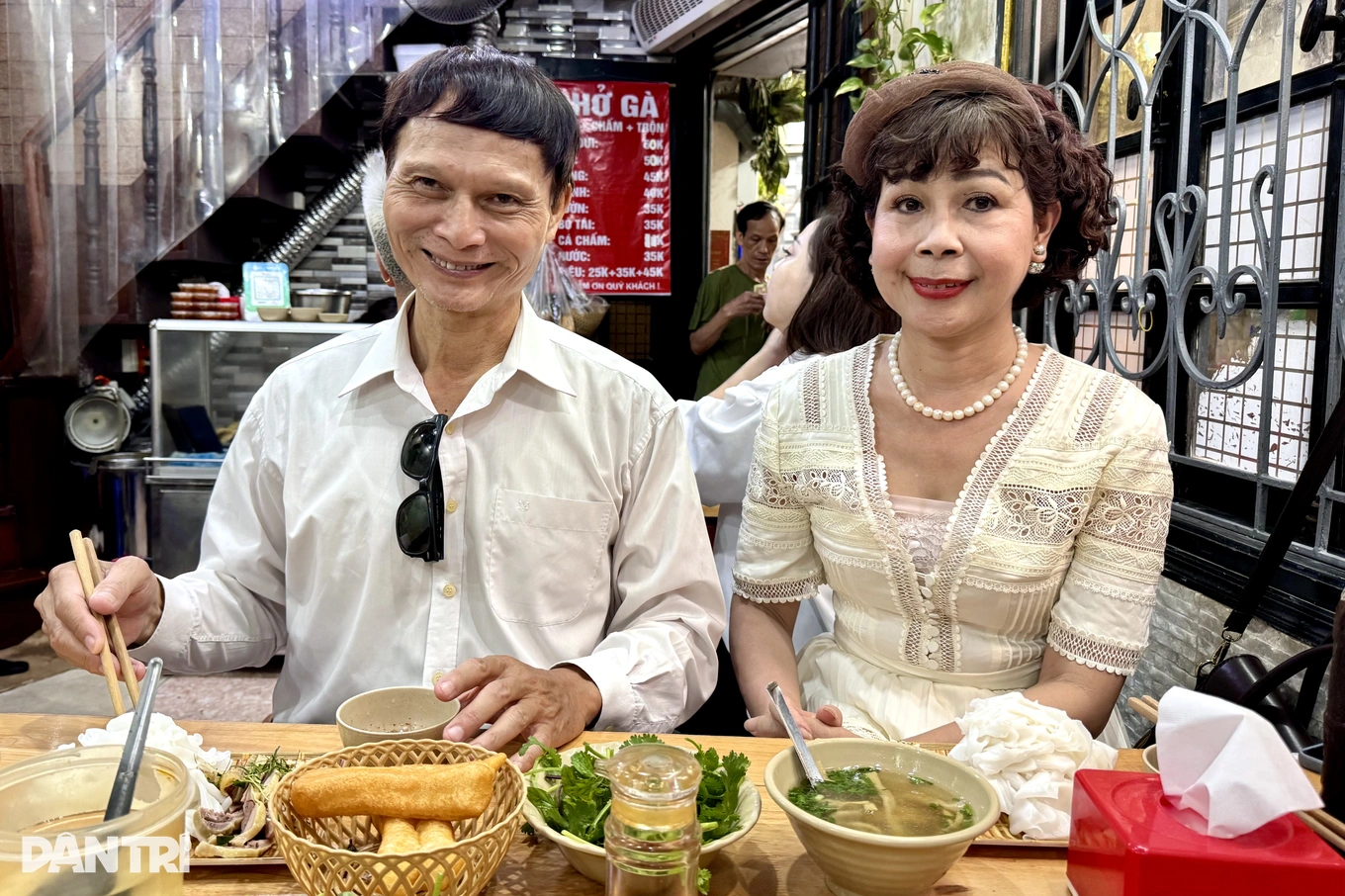 quan-pho-ga-cham-doc-la-o-ha-noi-khach-muon-an-phai-xep-hang-va-co-duyen-2.webp