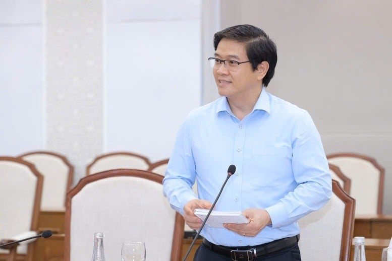 El Sr. Thai Van Tai informó que el Ministerio de Educación y Formación emitió el Despacho Oficial n.º 4060 sobre el fortalecimiento de la dirección de la implementación del programa de educación general y los libros de texto para el año escolar 2025-2026. - Foto: VGP/Tran Hiep