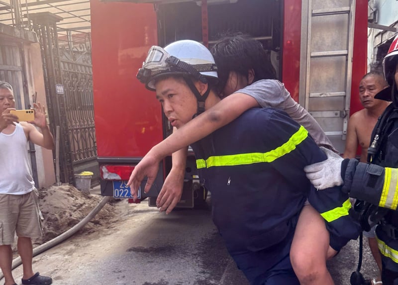 Cảnh sát PCCC kịp thời giải cứu 3 người mắc kẹt trong vụ hỏa hoạn tại phường Bồ Đề -0