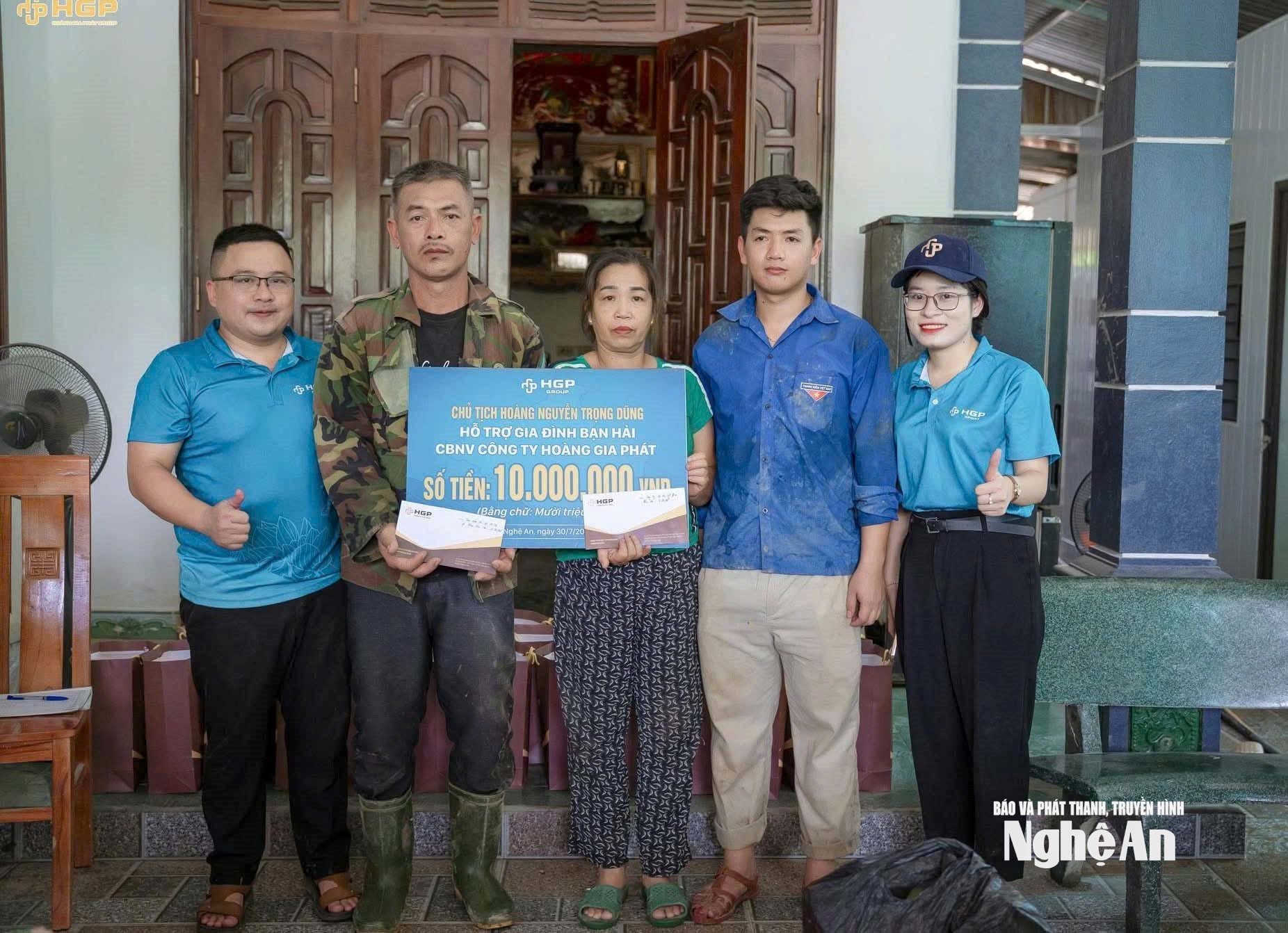 Công ty Hoàng Gia Phát hỗ trợ 10 triệu đồng chia sẻ khó khăn với gia đình Phan Đức Hải – nhân viên trẻ thuộc HGP Land. Ảnh: PV