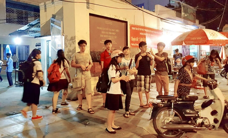 Dạy thêm, nên cấm tuyệt đối hay 'hợp thức hóa' trong nhà trường? - Ảnh 1.