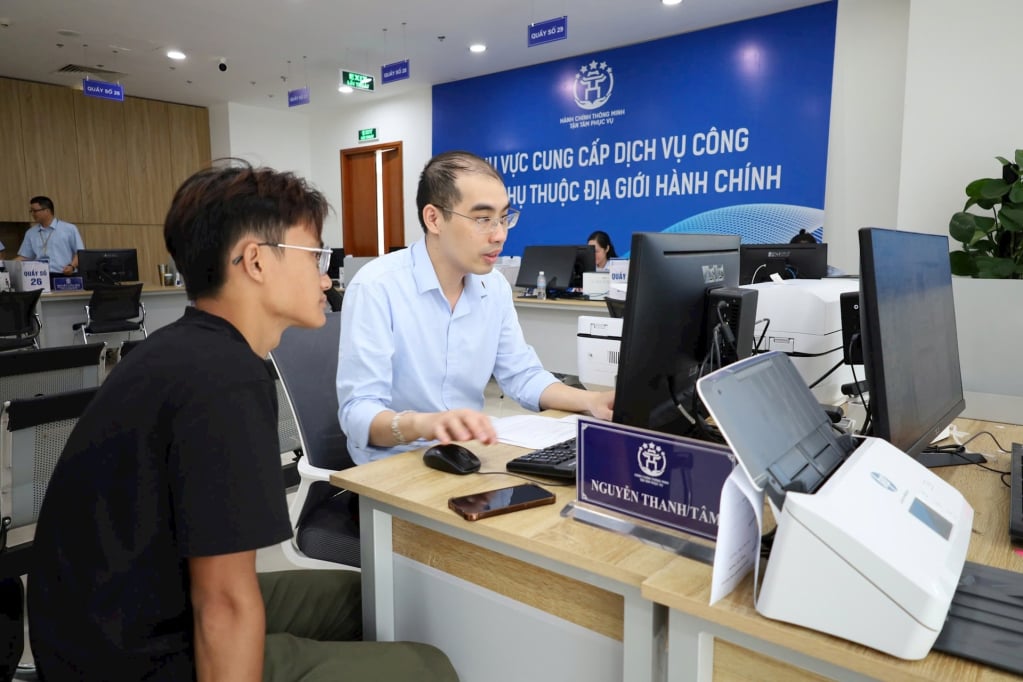 Công dân được hỗ trợ miễn phí hoàn thiện hồ sơ tại Chi nhánh số 1 Trung tâm Phục vụ hành chính công thành phố.