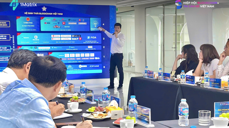 Mr. Phan Duc Trung, Chairman of 1Matrix Company, Chairman of VBA shared the initial results of the Vietnam Blockchain Multi-Chain Service Network. (Photo: BTC)