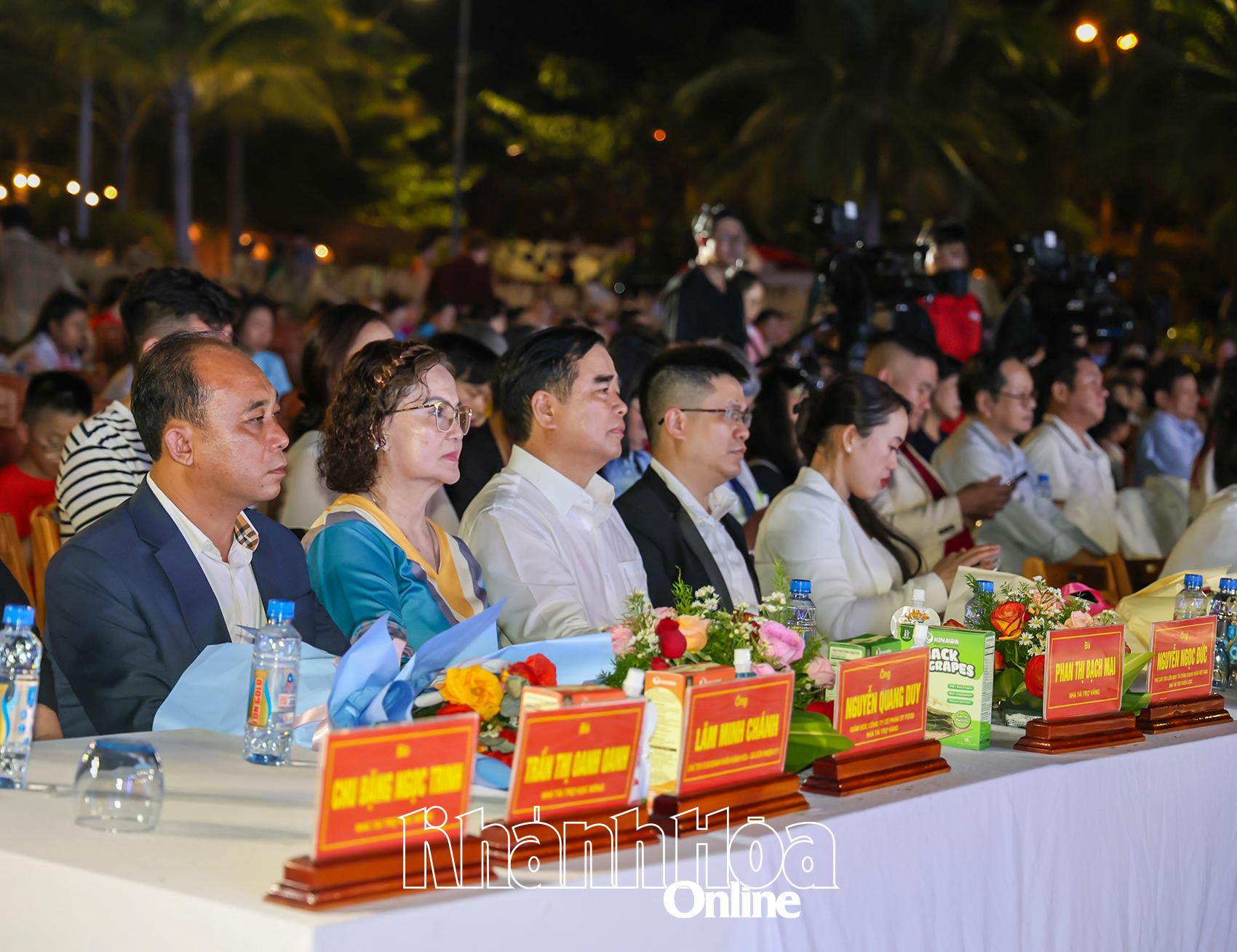 Đai diện các nhà tài trợ tham dự chương trình.