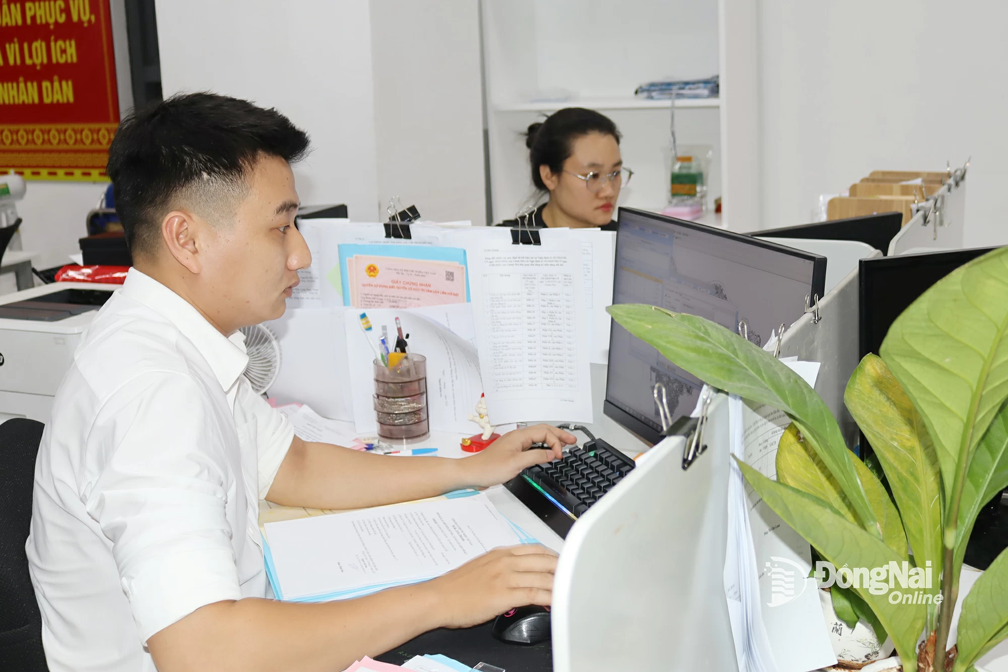 Cán bộ Văn phòng Đăng ký đất đai tỉnh Đồng Nai - chi nhánh Biên Hòa giải quyết hồ sơ cho người dân