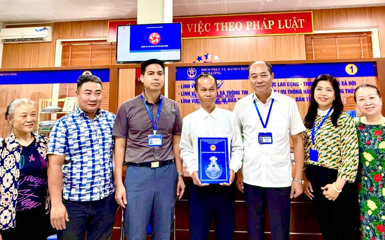 Chủ tịch UBND phường Định Công Nguyễn Tuấn Anh đã trao giấy phép xây dựng đầu tiên cho 2 công dân