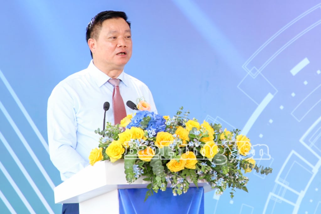 Chairman of the Provincial People's Committee Nguyen Khac Than spoke at the factory inauguration ceremony.