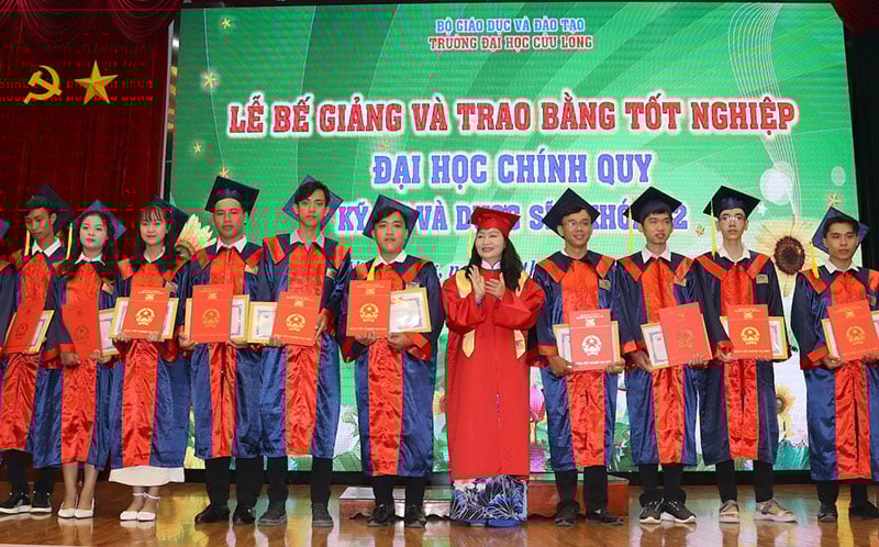 Trường Đại học Cửu Long trao bằng tốt nghiệp cho 227 tân kỹ sư, dược sĩ -0
