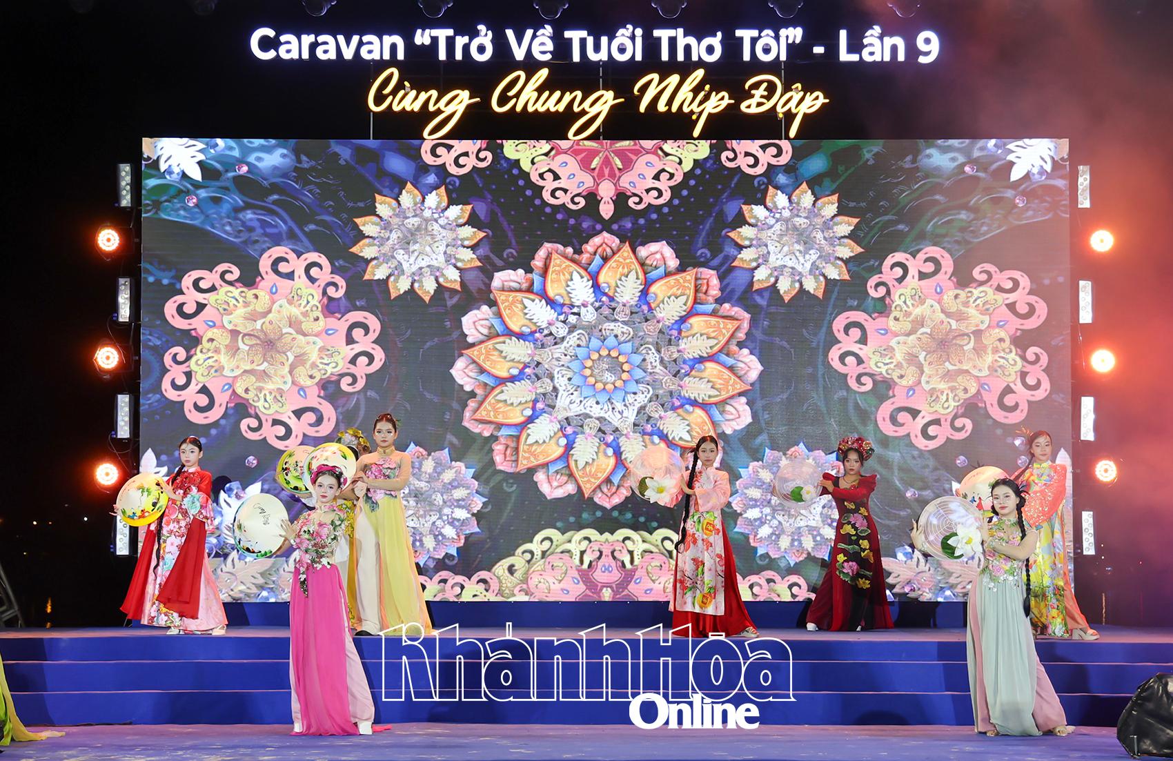 Không gian nghệ thuật rực rỡ sắc màu tại chương trình.