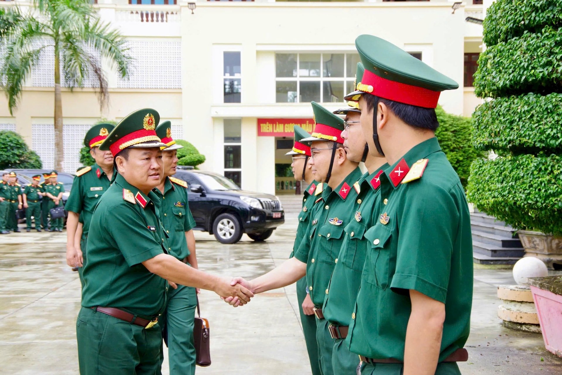 Generalmajor Tran Vinh Ngoc, Parteisekretär und Politkommissar der Militärregion 7, inspizierte das Verteidigungskommando der Region 2 – Dong Gia Nghia