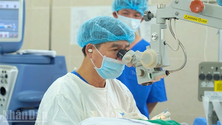 Phẫu thuật mắt miễn phí cho người dân.