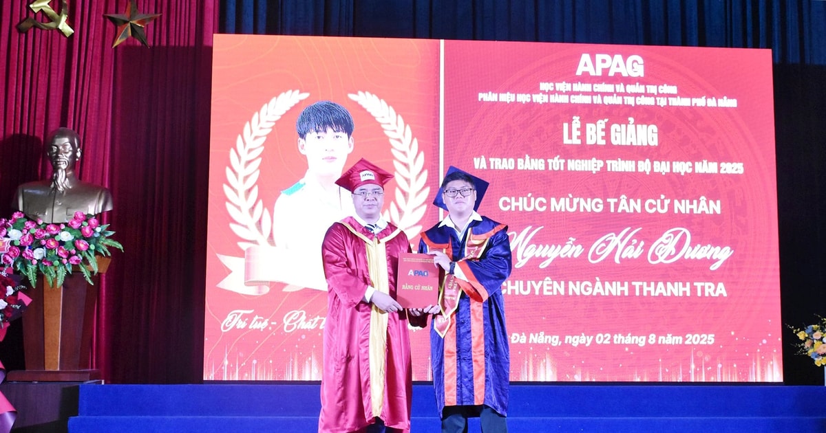 Phân hiệu Học viện Hành chính và Quản trị công tại Đà Nẵng trao bằng tốt nghiệp cho sinh viên