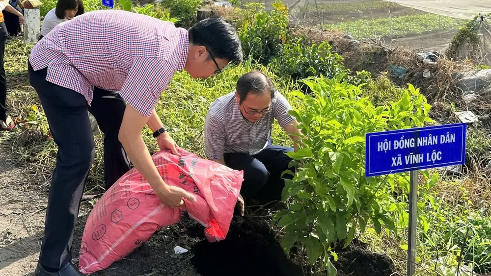 Vinh Loc Commune Party Secretary Huynh Cao Cuong is planting trees in response to the emulation launching ceremony. Photo: THANH HIEN