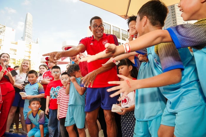 Huyền thoại bóng đá Gilberto Silva gây náo loạn phố đi bộ Nguyễn Huệ- Ảnh 1.