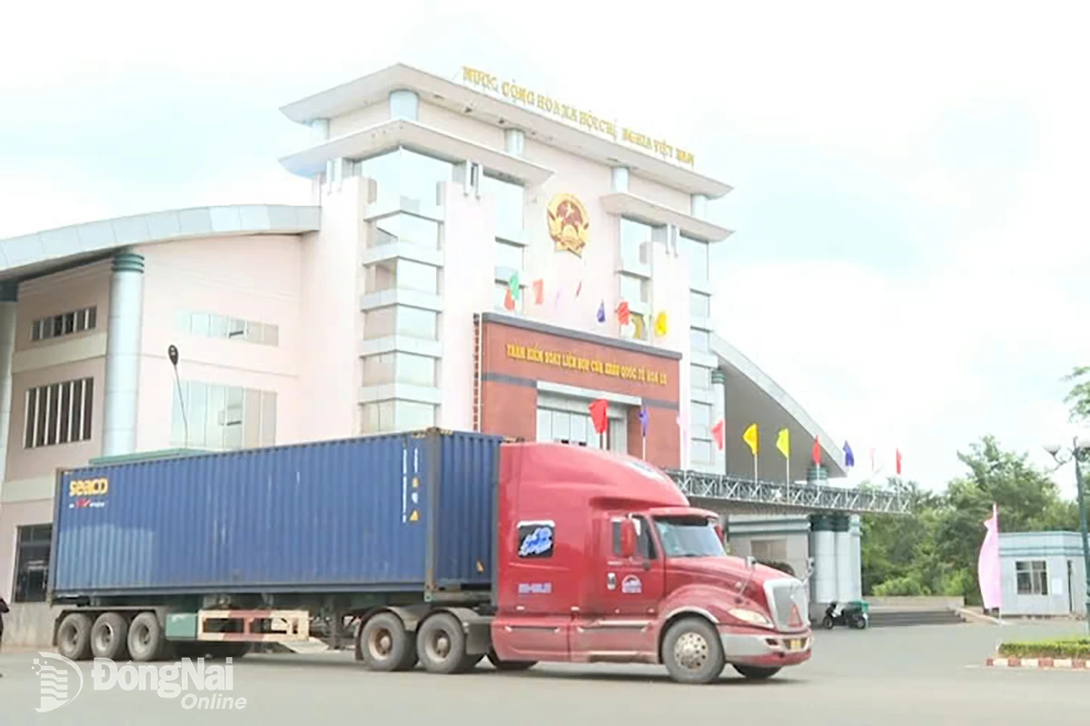 Các phương tiện thông quan thuận lợi tại Cửa khẩu quốc tế Hoa Lư. Ảnh: Ngọc Thuận
