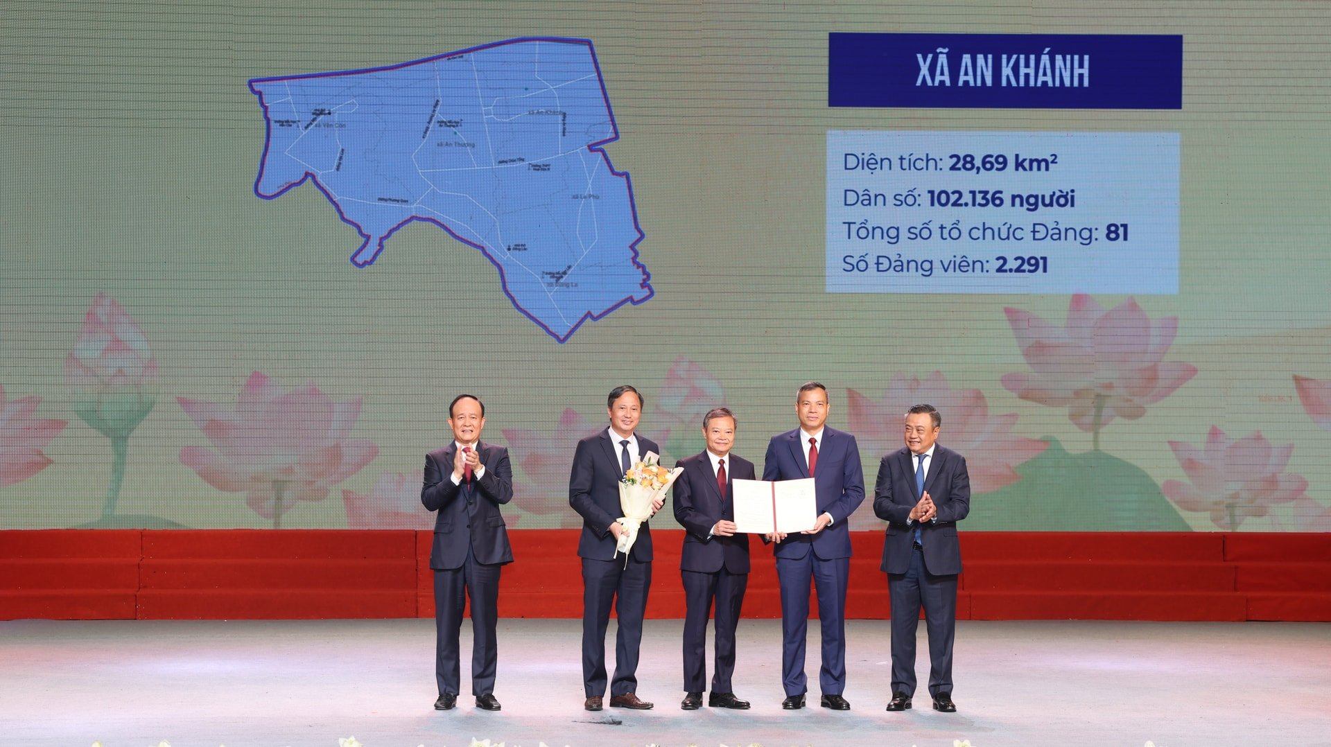 chu-tich-ubnd-thanh-pho-ha-noi-tran-sy-thanh-chu-tich-hdnd-thanh-pho-ha-noi-nguyen-ngoc-tuan-trao-quyet-dinh-cho-lanh-dao-xa-an-khanh.-anh-viet-thanh.jpg